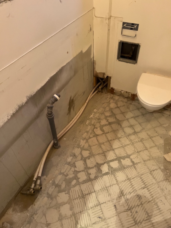 Klargøring af gulv og vægge samt lægning af fliser lille badeværelse