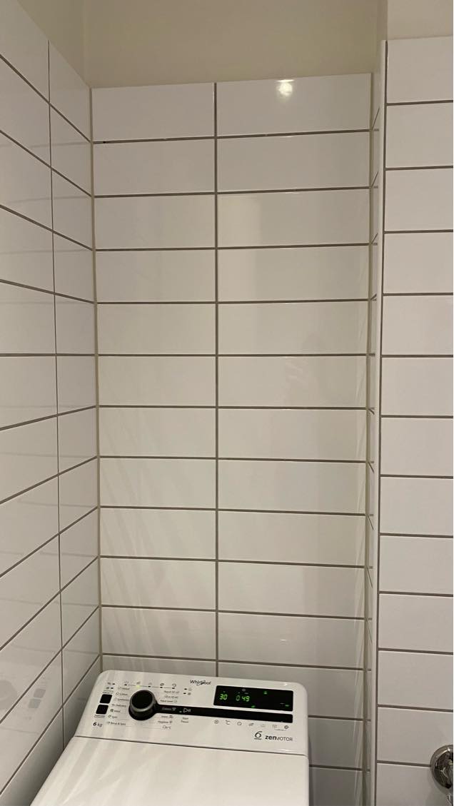 Hænge et skab og et billede op på badeværelse