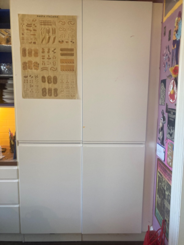 Skilt to store Ikea skabe ad og båret til storskrald