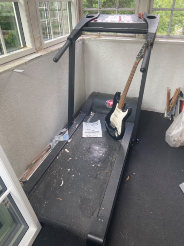 Afhentning og bortskaffelse af sofa 2,5 m og løbebånd 70-80 kg til skråt