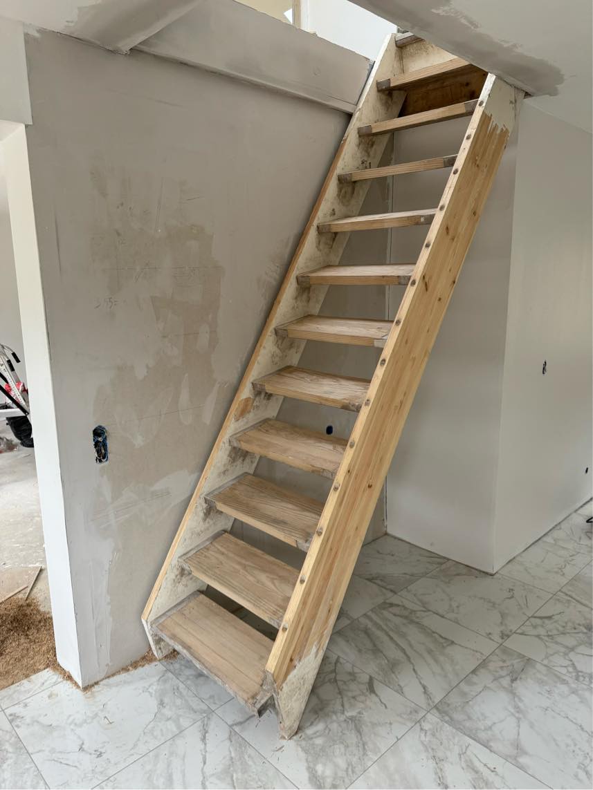 Indstalleret trappe og få den slibt