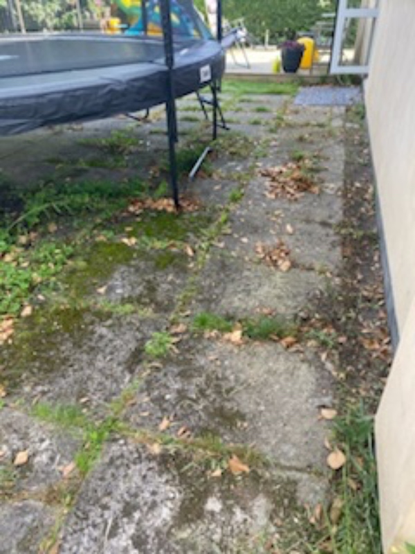 Fjerne fliser og gøre klar til græs