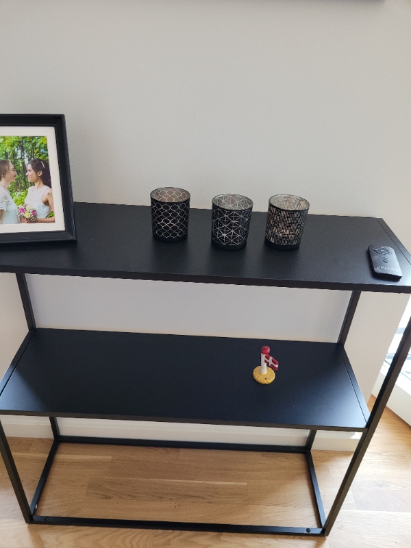 Babysikret - montere reoler, tv og kommoder mm. I betonvæg