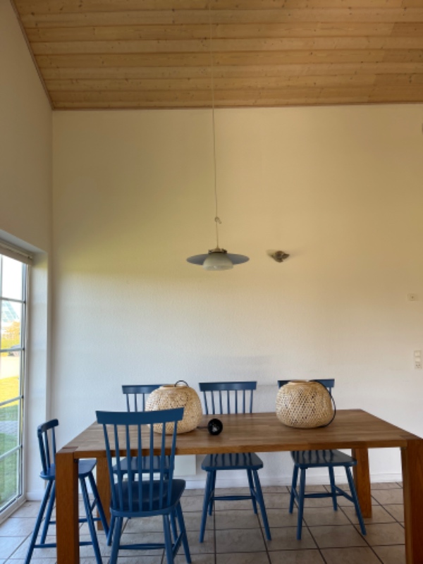 Modtage levering fra Ikea, samle senge og montere to lamper.