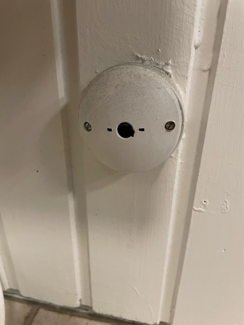 Udskiftning af gamle el-udtag til nye stik.