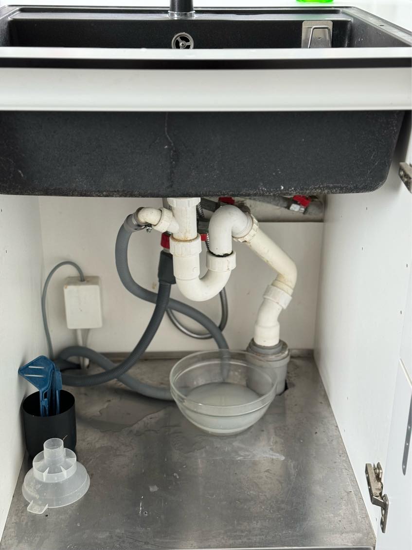 Montering af emhætteskjuler - plus utæt rør ved vask