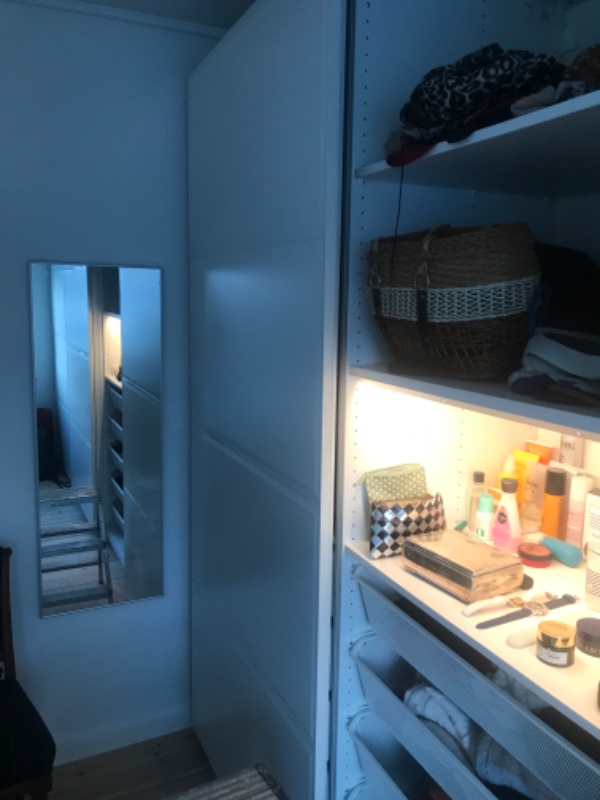 Skydedør hoppet ud af skinne.