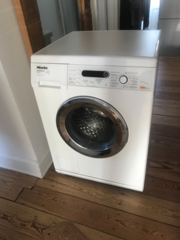 Flytte vaskemaskine en etage op i hus og igennem smal døråbning