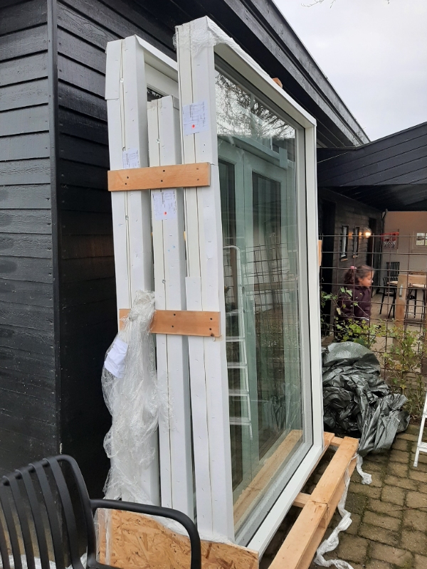 Bære tunge vinduer og døre ind i hus