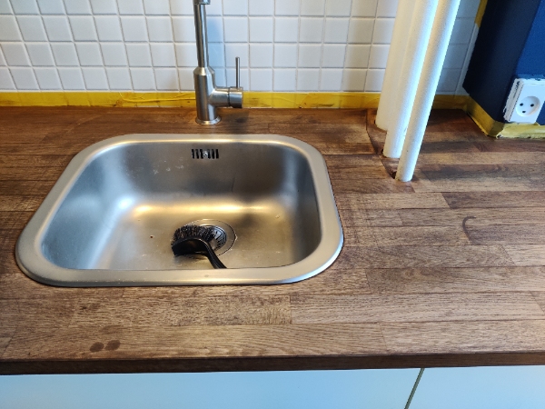 Afslibning og oliering af bordplade + tilskæring og påsætning af kantlister