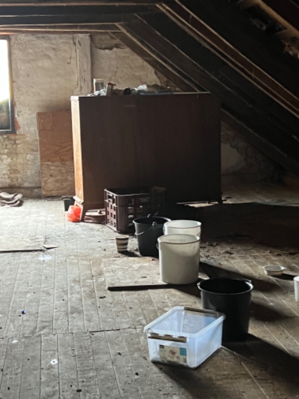 Rydning af loft i gammelt hus i Allinge