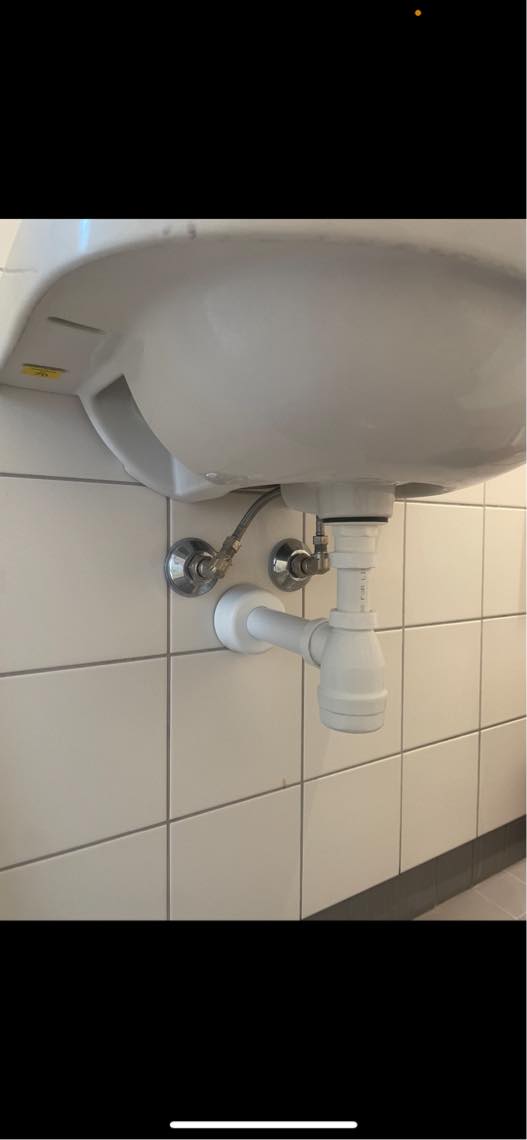 Skab til under vasken. Standard ikea skab til badeværelser.