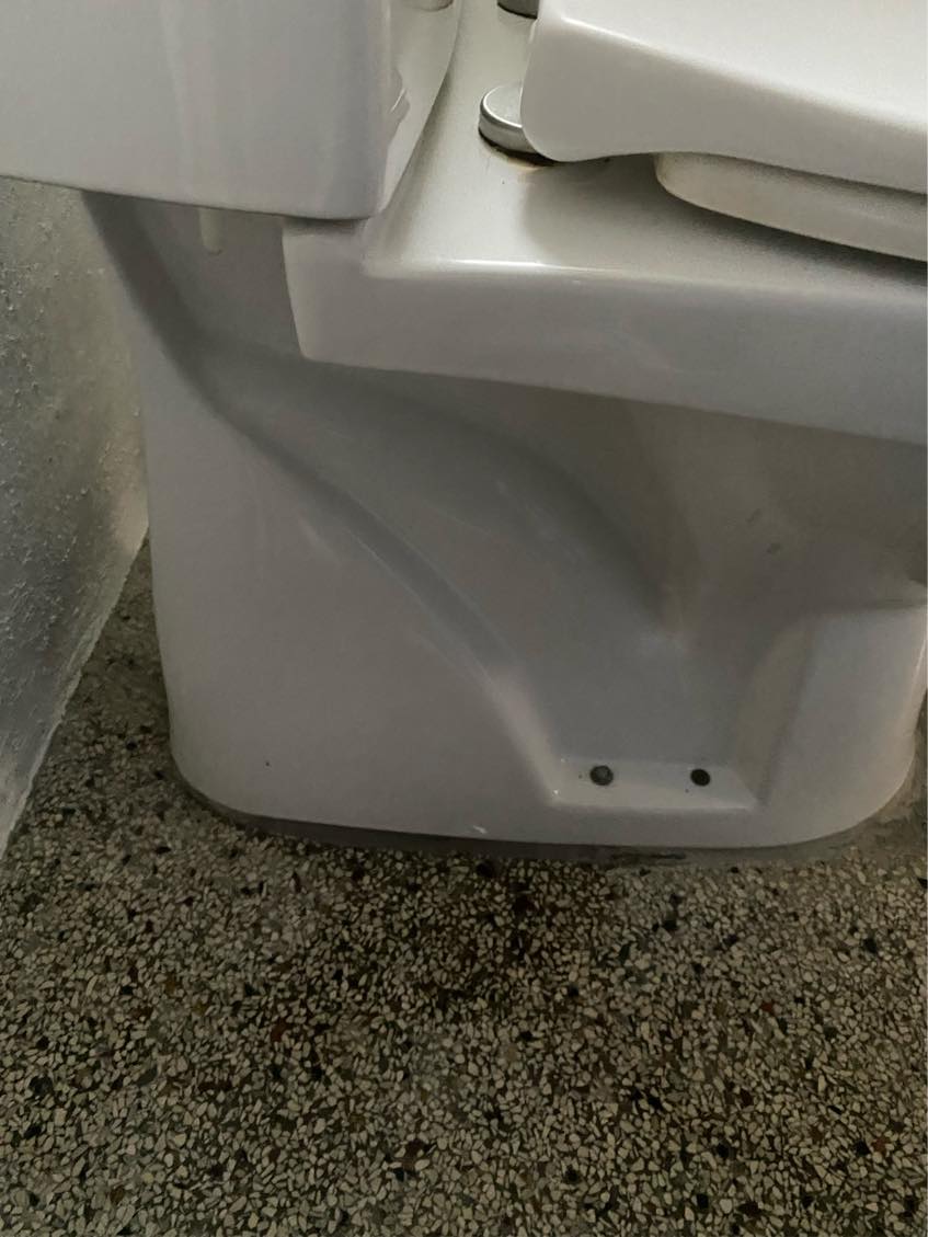 VVS- installation af nyt gulvtoilet og bortskaffelse af det gamle