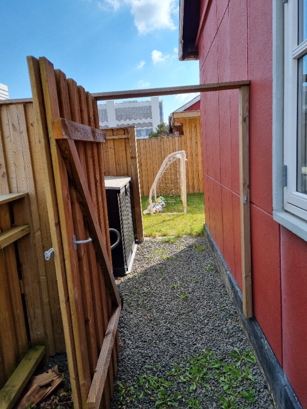 Flytning af havelåge og opsætning af halvtag