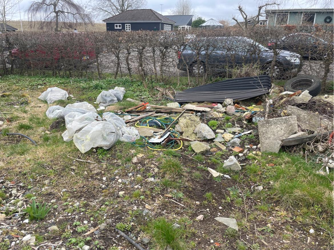 Affald skal fjernes fra grund