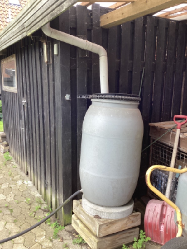 Have fjernet en regnvandstønde og lavet et nyt afløb