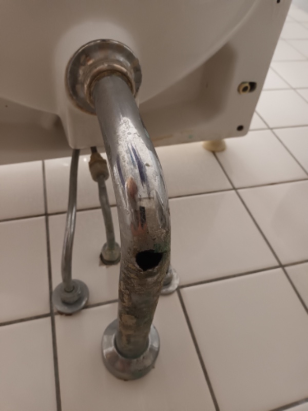 Udskiftning af en rør under vasken på badeværelset