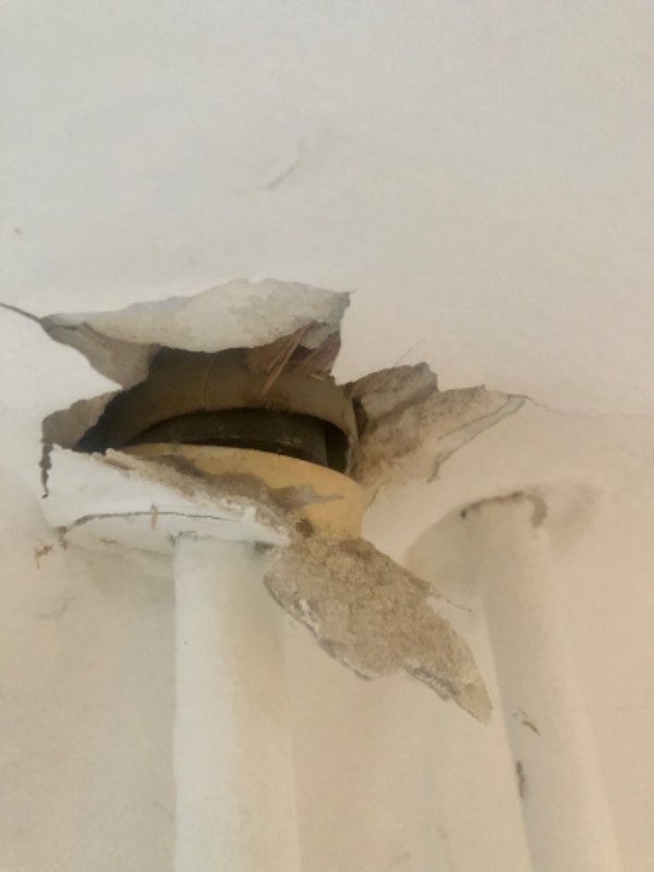 Ophængning af tv, garderobestang fra loft, udbedring af hul i loft omkring vandrør, lampeophængning