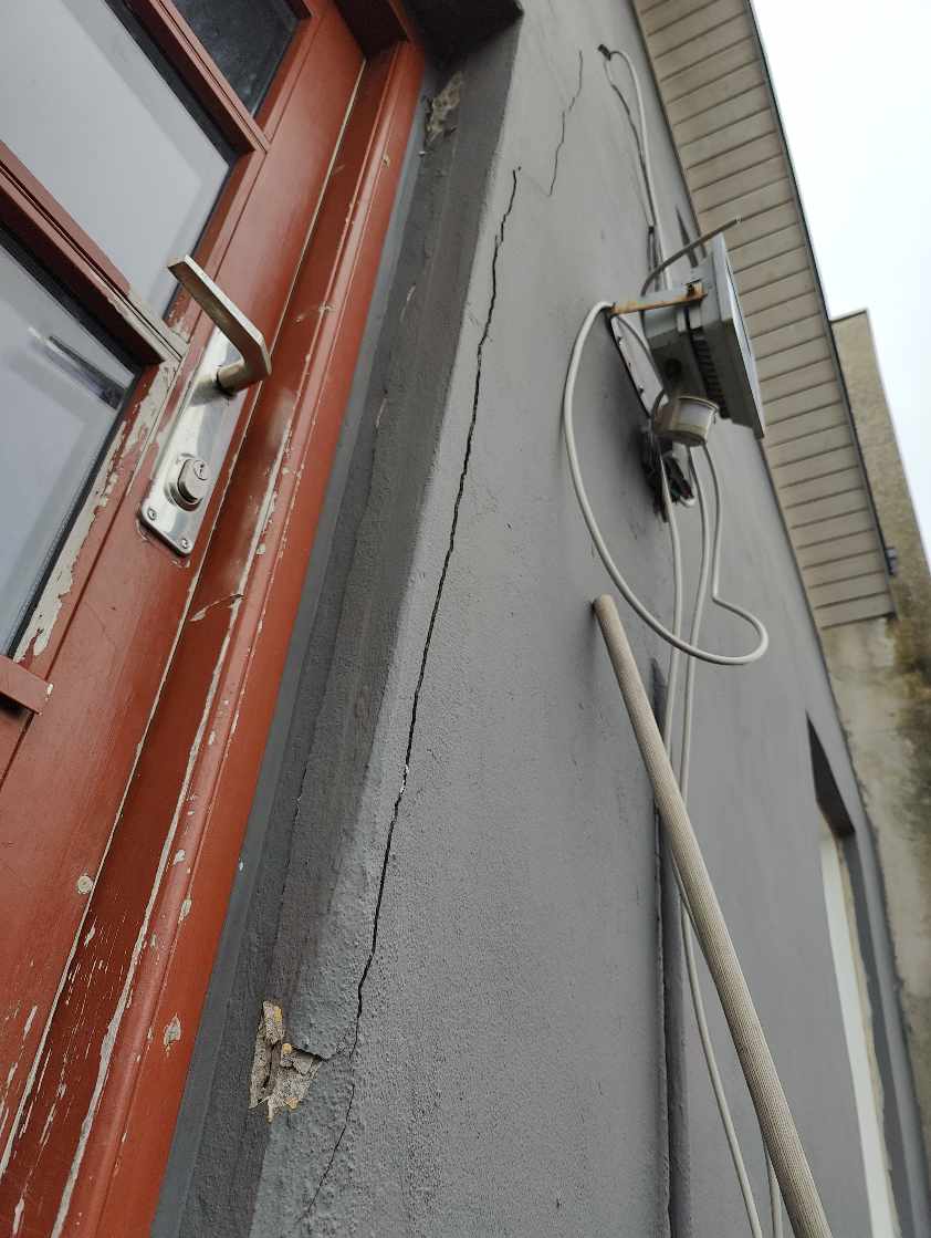 Skal have ordnet en væg der revner på mit hus.