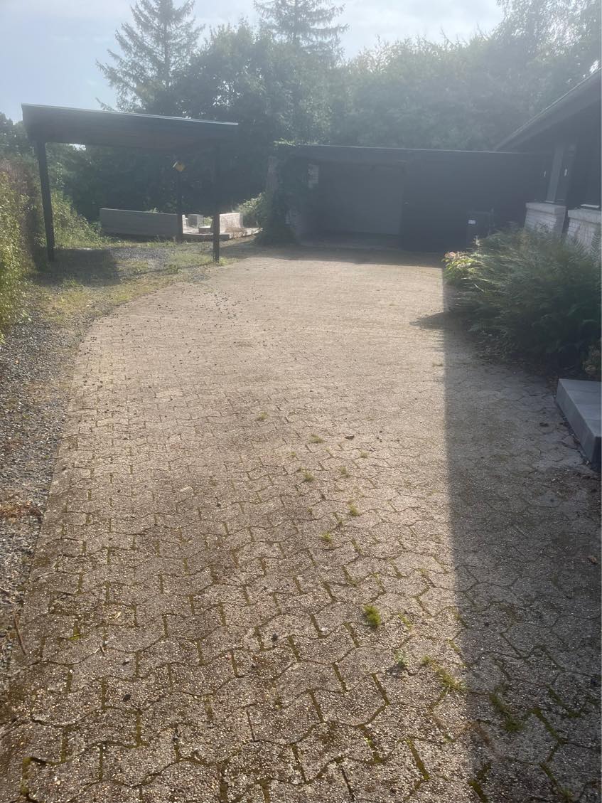 Højtryksrensning af indkørsel