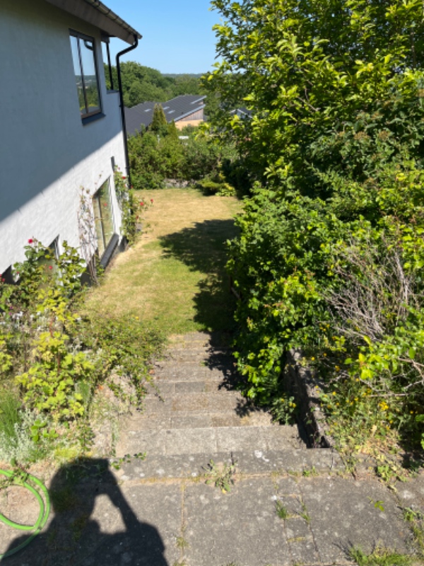 Fliser og sand bortskaffes