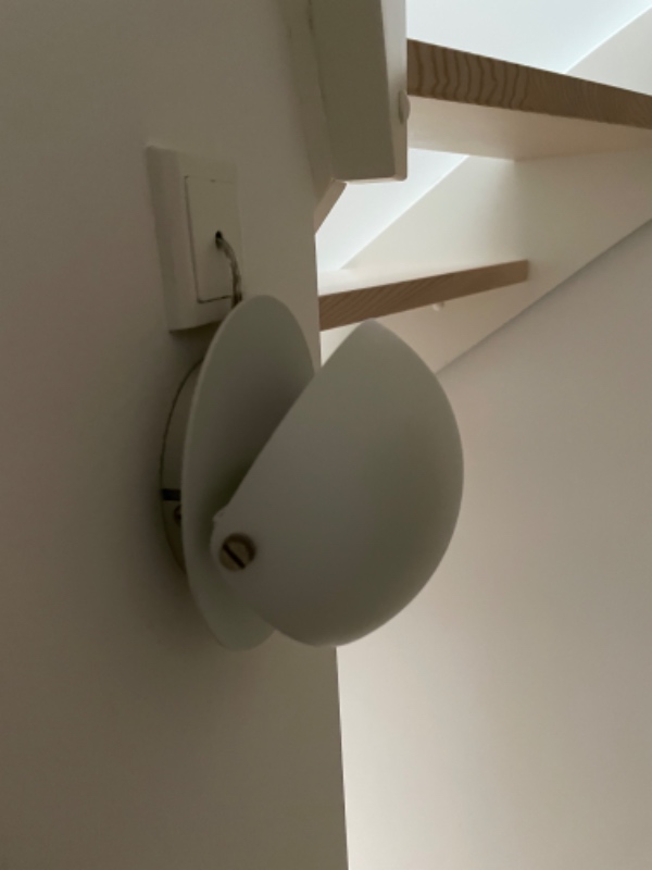 Nedtagning af 3 loftslamper og 2 væglamper i trappeopgang til 1. sal.
