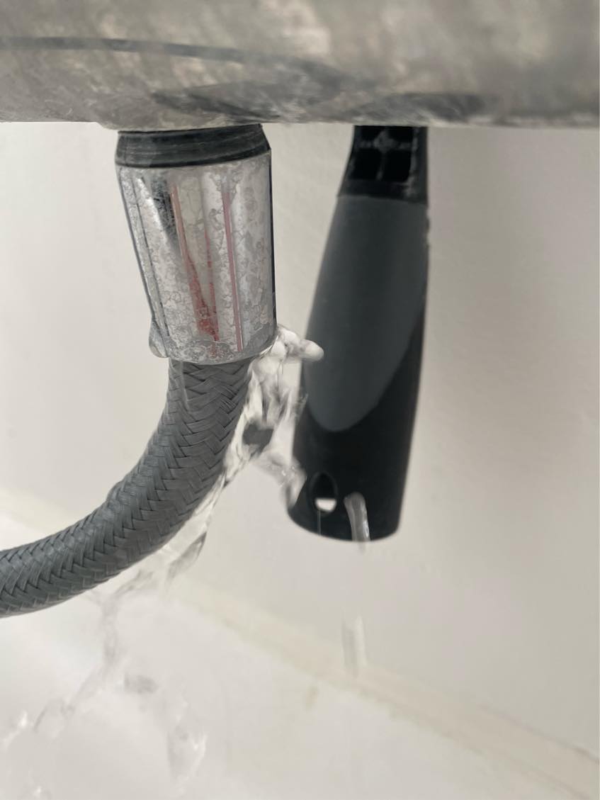 VVS - en vask og et armatur der drypper