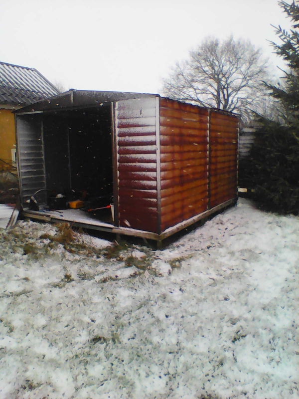 Skurhus i metal nedtages.