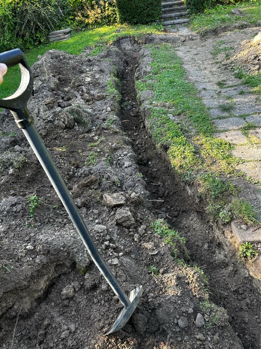 Genopfyldning af jord i rende, inklusiv fjerne alt jord fra plæne samt genetablering af fliser ved fliseterrasse samt sti