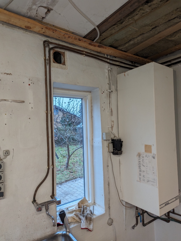 Vvs, nedtagning af lille vand varmer og vandhane og tilhørende loddede rør.