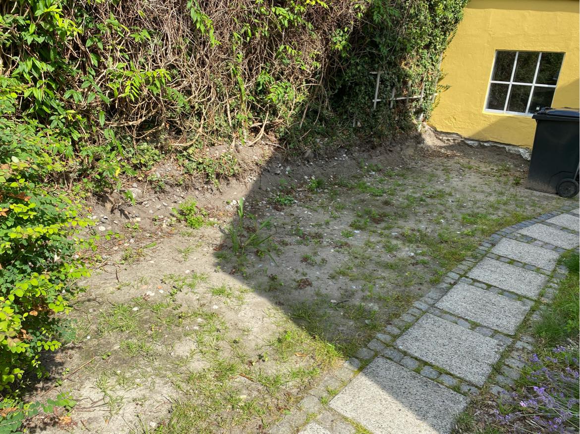 Støttemur af fundablokke