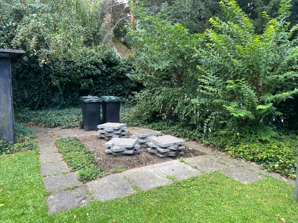 Nivellering af jord-område + lægning af fliser