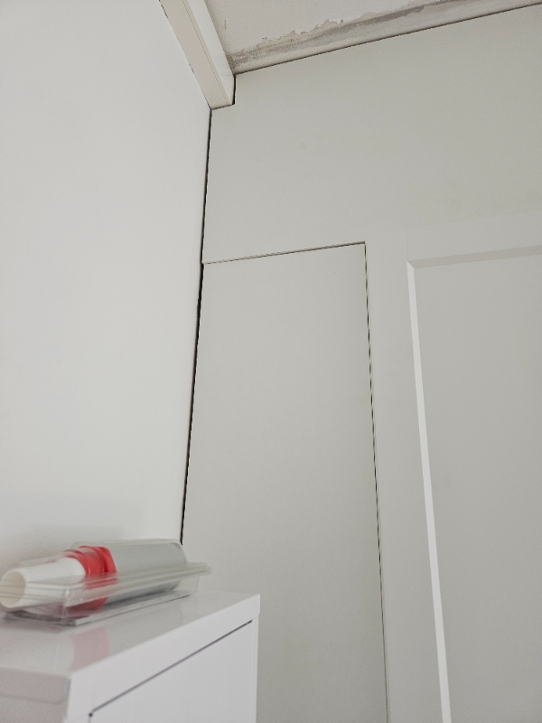 Maling af to lofter samt enkelte fuger i køkkenet, maling ca. 17 kvm