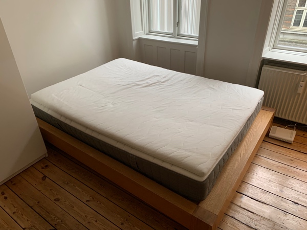 2 pers sofa + madras hjælpes med at flyttes