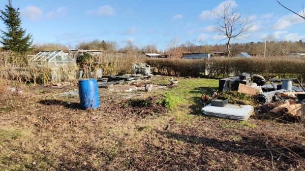 Hjælp til at rydde tagpap og tønde væk