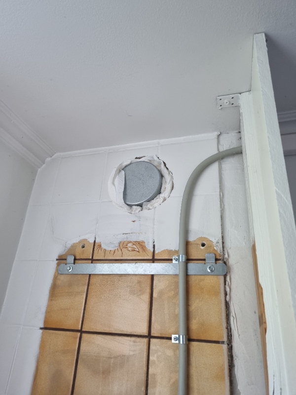 Hul i mur efter gasfyr