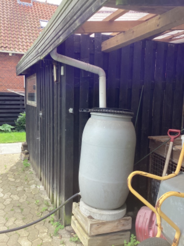 Have fjernet en regnvandstønde og lavet et nyt afløb