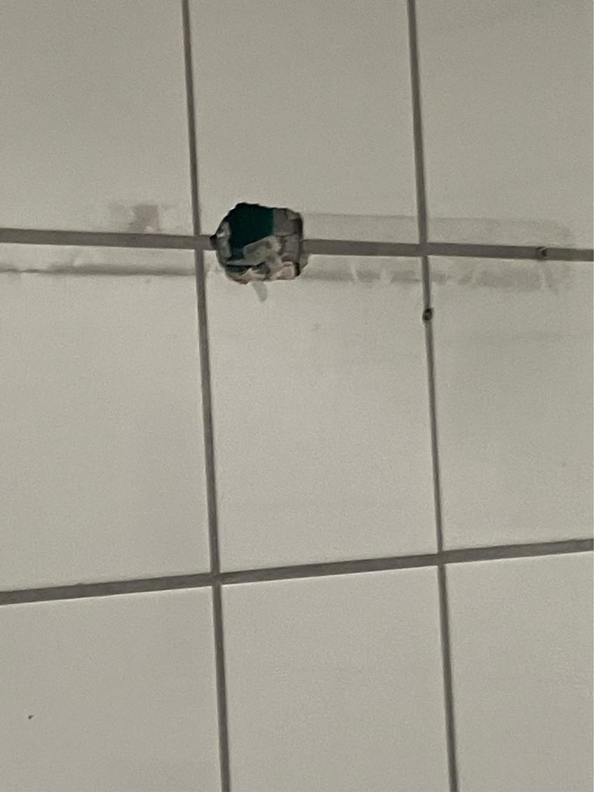 Lavet spots i badeværelse, samt trukket strøm til DUKA ventil