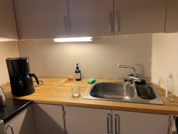 Opsætning af fliser/klinker på en gipsplade i køkken.