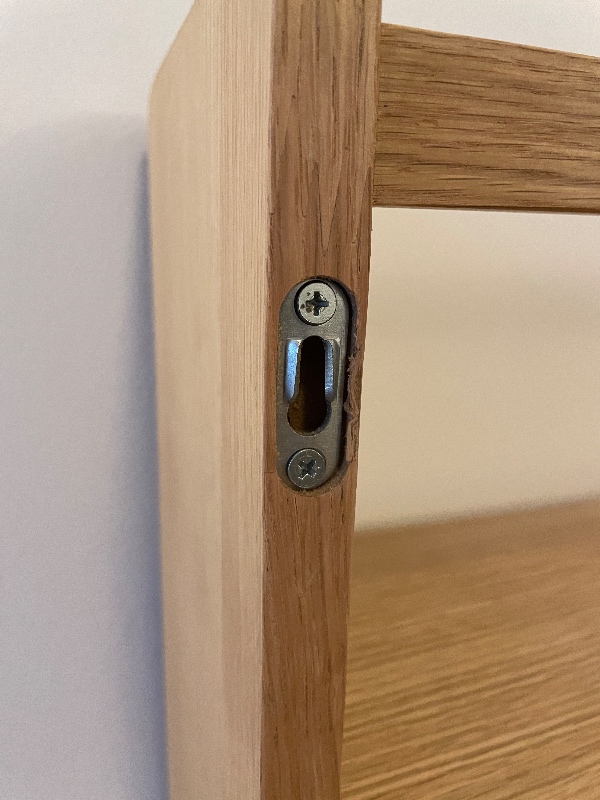 Træhylde skal hænges op på gipsvæg