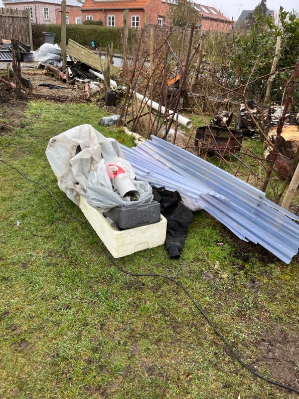 Bortkørsel af diverse byggeskrald i indkørsel