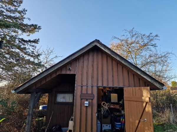 Udskiftet tag belægning på skur.