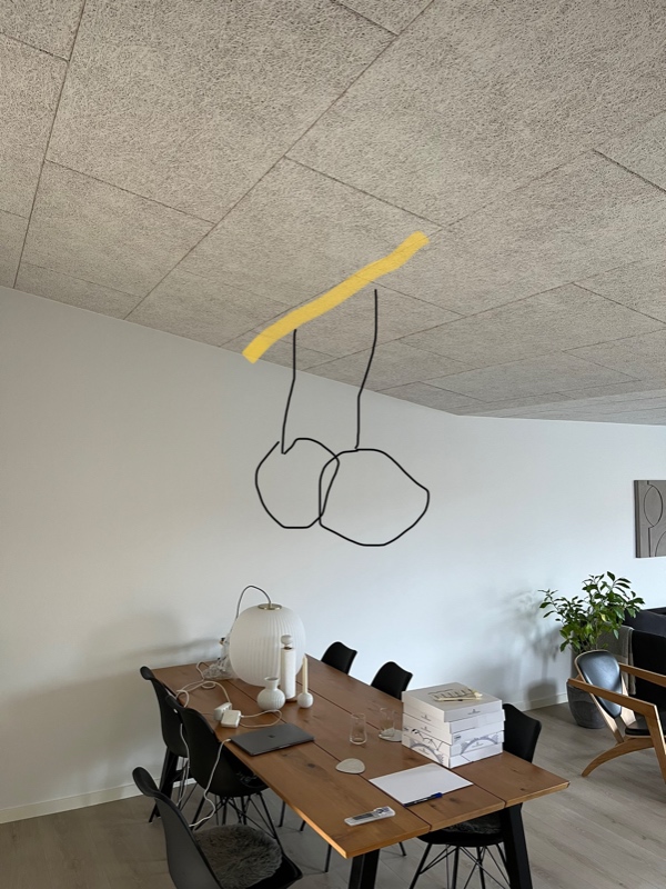 Jeg skal have sat 2 lamper op i et skrå loft. Vi havde tænkt, at de skulle hænge i en skinne.