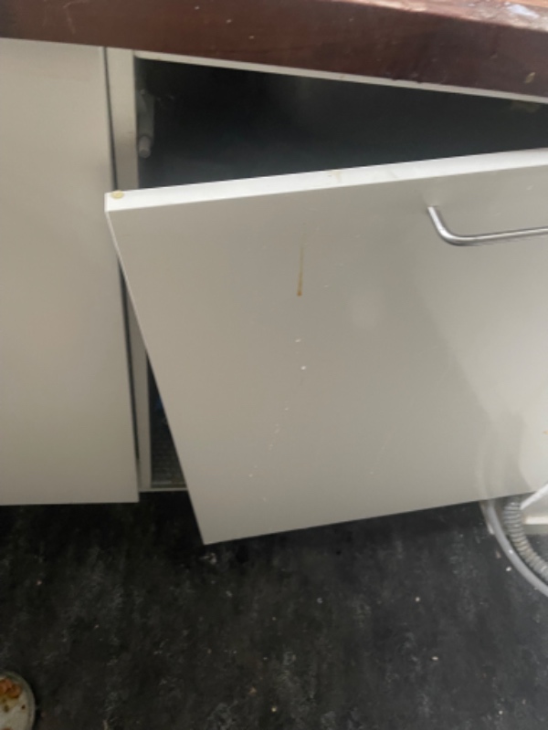 En køkkenlåge skal repareres/skiftes