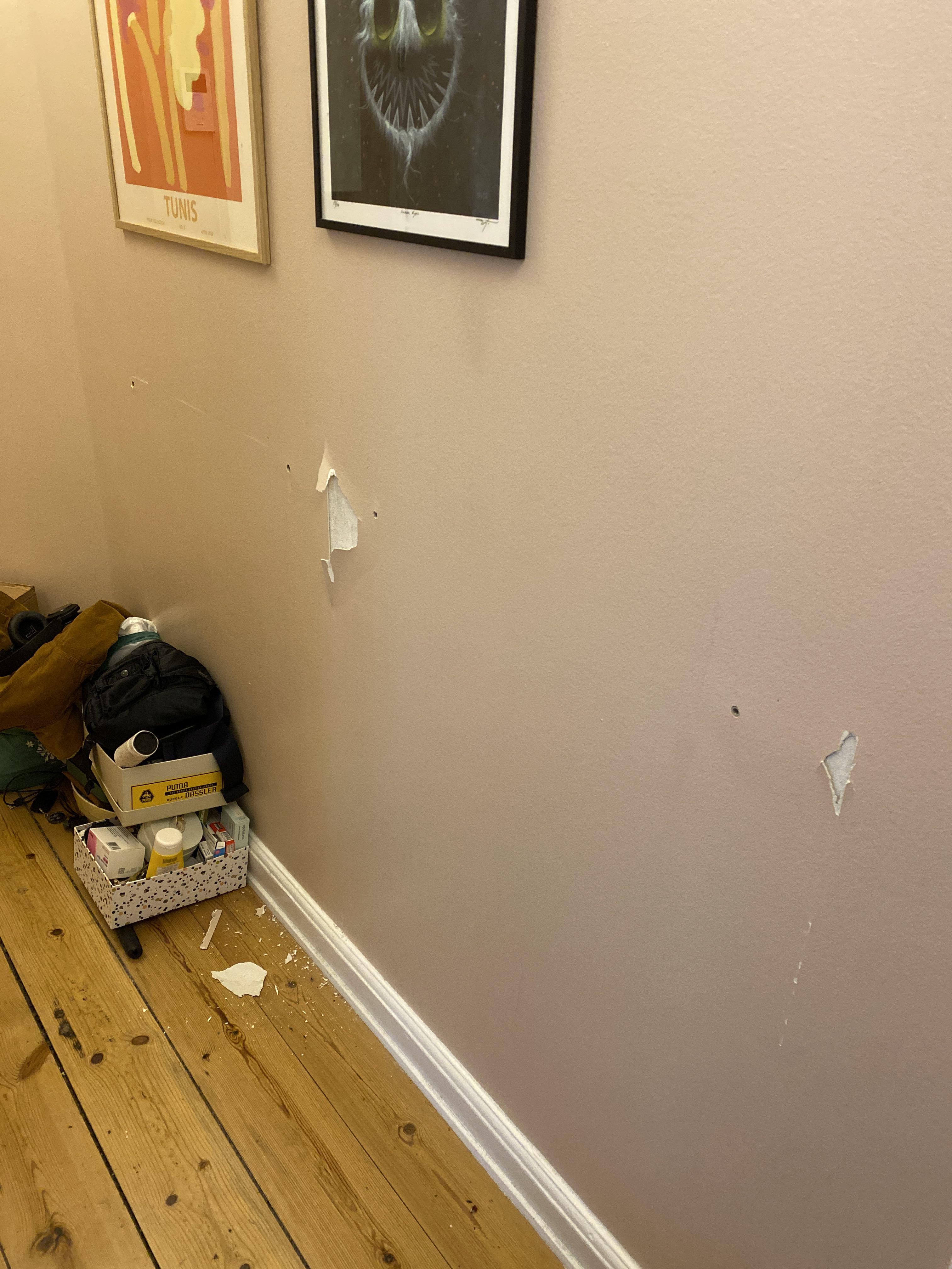 Spartlet huller i tapet samt ophæng