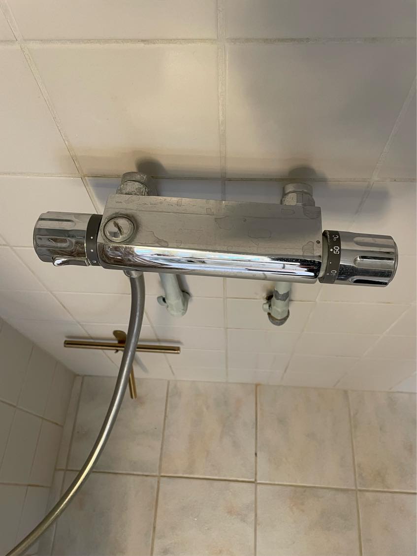 Skift af brusearmatur på badeværelse, inkl. indkøb af nyt armatur, der passer