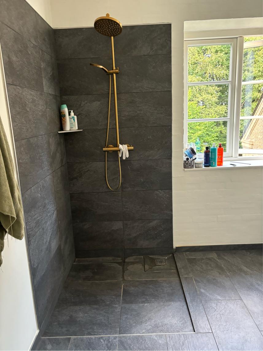 Fuge samt opsætning af brusevæg på badeværelset