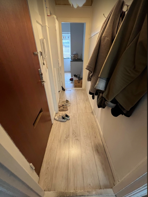 Gulvslibning i lille gang