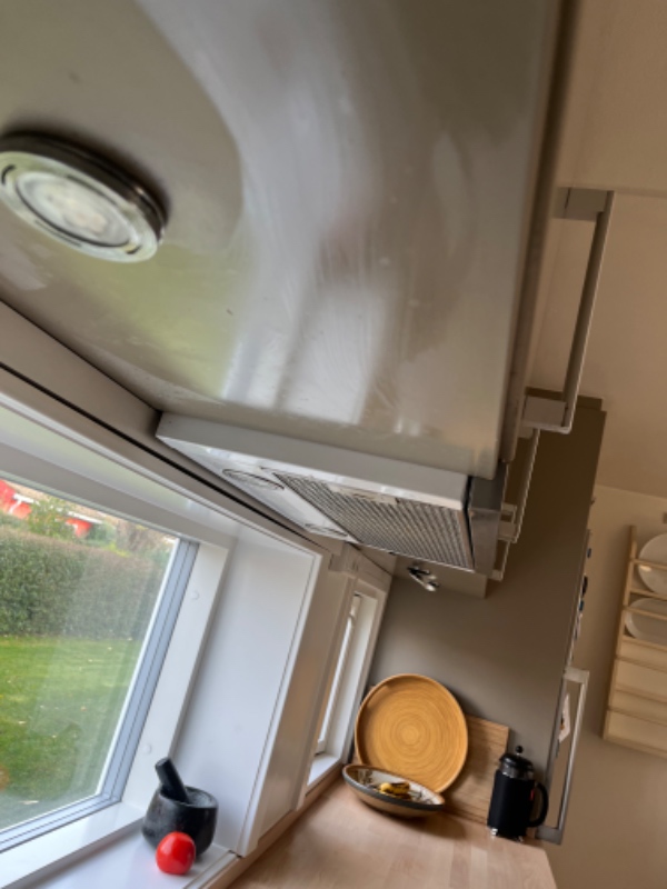 Udskiftning af spots under køkkenoverskabe