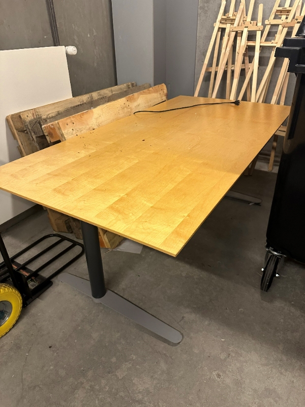 En del reoler og borde der skal sende til affaldssortering